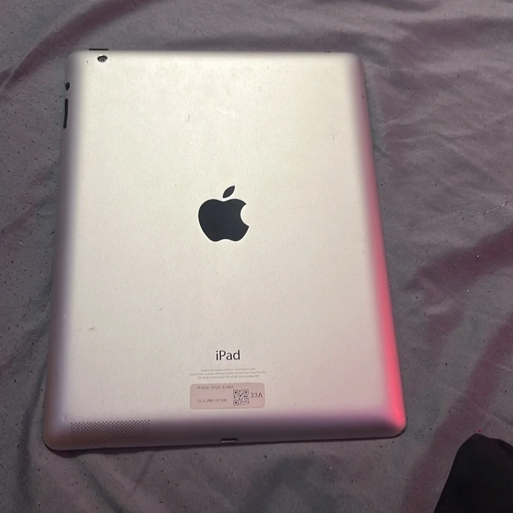 Apple IPad 4th gen (Ignore the Finger prints)